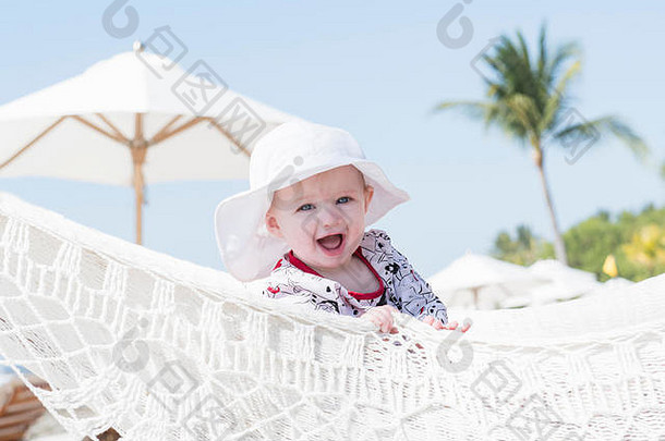 美丽的快乐富有表现力的金发碧眼的女孩蹒跚学步的太阳保护哈莫克海滩墨西哥