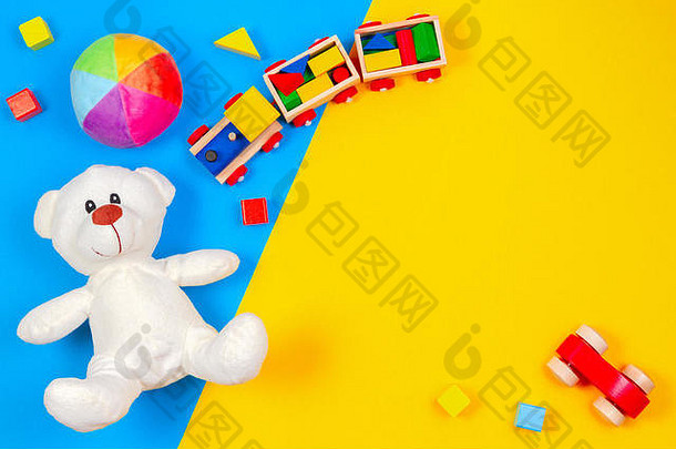 婴儿孩子们玩具背景白色泰迪熊木火车玩具车色彩斑斓的块蓝色的黄色的背景