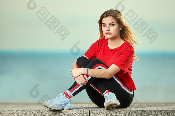 欧洲年轻的成人女人年坐着海滩青年衣服海海岸背景