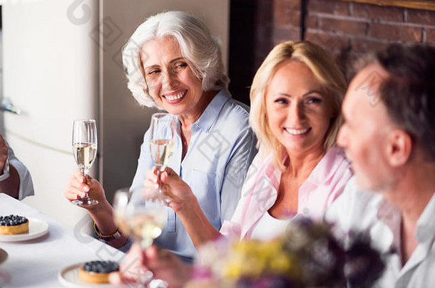 上了年纪的女人享受庆祝活动家庭