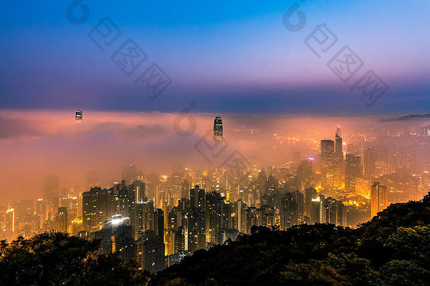 有雾的城市视图峰黎明维多利亚港在香港香港