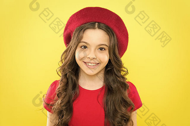 添加边缘经典法国小孩子微笑时尚快乐女孩穿红色的贝雷帽最终很酷的女孩时尚的