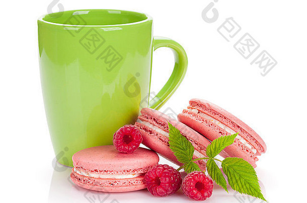 粉红色的树莓蛋白杏仁<strong>饼干饼干</strong>杯喝孤立的白色背景