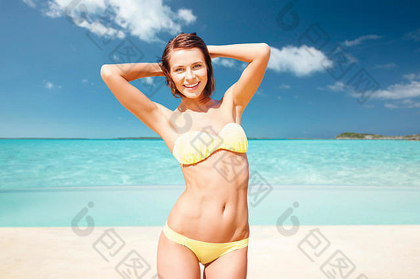 快乐女人比基尼泳衣热带海滩