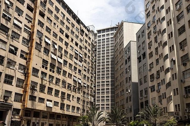 高上升办公室建筑城市中心里约1月巴西