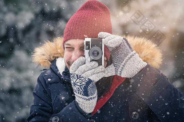 年轻的男人。古董照片相机自然冬天场景背景