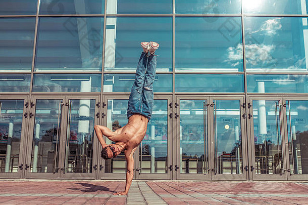 舞者跳站手臂杂技演员演员打破跳舞嘻哈夏天城市背景玻璃窗户云生活方式年轻的舞者健身