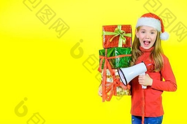 女孩圣诞老人老人他盒子盒子手呼喊扩音器黄色的工作室背景惊喜情绪销售时间