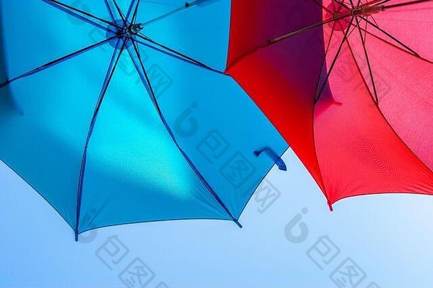 色彩斑斓的雨伞背景阳光明媚的清晰的天空扩大蓝色的红色的雨伞街装饰空间文本