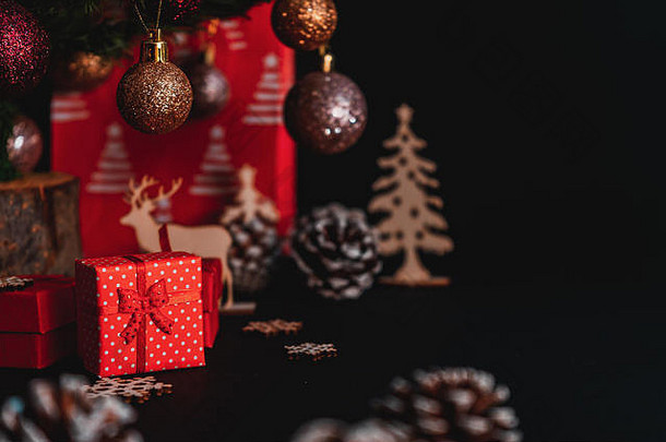 小红色的礼物盒子树黑色的背景圣诞节装饰圣诞节礼物圣诞节图片社会媒体空空间文本