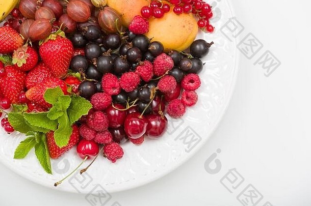 分类多汁的水果白色板白色表格背景草莓蓝莓树莓醋栗黑醋栗装饰