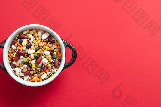 健康的饮食概念分类蔬菜涂漆的碗红色的背景孤立的前视图复制空间