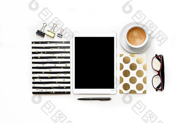 平躺照片<strong>办公室</strong>白色桌子上平板电脑键盘黄金笔记本复制空间背景