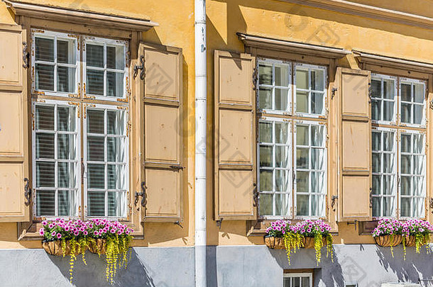 典型的爱沙尼亚窗户<strong>花花</strong>盒子塔林中世纪的小镇