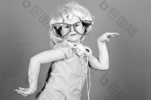 可爱的孩子耳机蓝色的背景小女孩耳机粉红色的假发跳舞孩子技术有趣的现代耳机能源运动跳舞启发音乐孩子听音乐