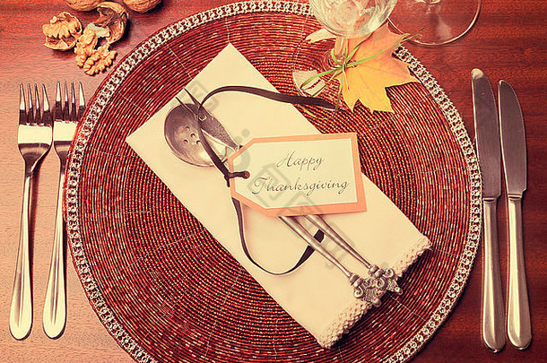 美丽的秋天秋天主题感恩节晚餐表格的地方设置快乐感恩节标签附加银器