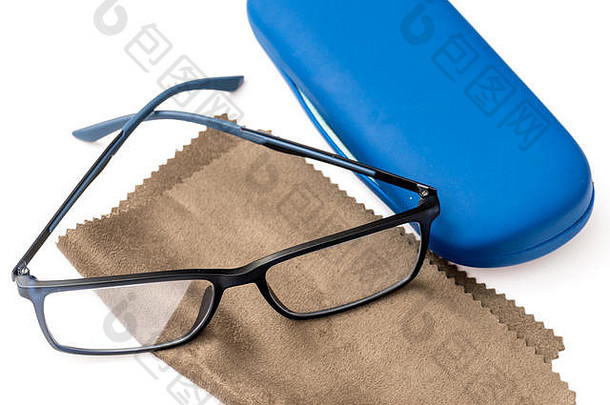 阅读黑色的眼镜棕色（的）超细纤维清洁布蓝色的保护情况下孤立的白色背景