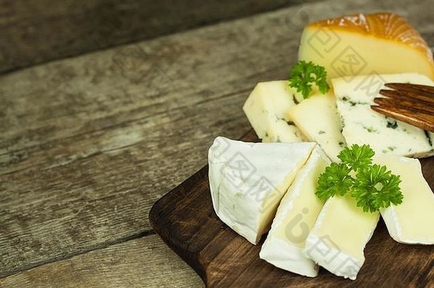 类型奶酪木切割董事会乳制品产品牛奶处理饮食食物