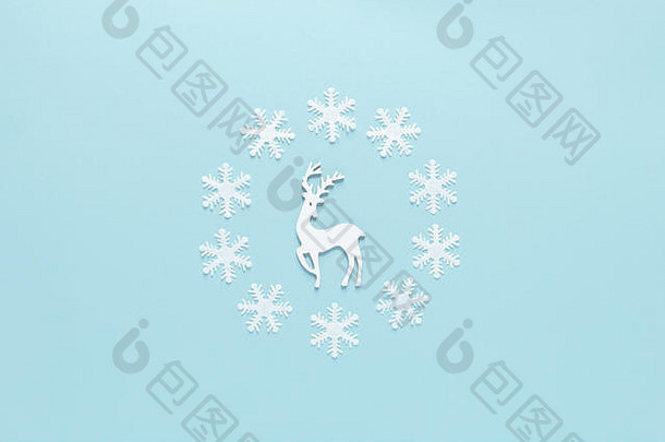 圣诞节一年诺埃尔假期节日冬天问候卡鹿雪花蓝色的背景平躺作文前视图