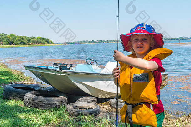 年轻的男孩钓鱼机器人津巴布韦