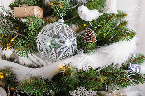 <strong>圣诞</strong>节树传统的礼物灯白色树