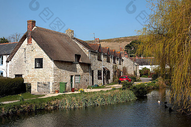传统的英国风景如画的村多塞特郡英格兰池塘鸭子古董建筑阳光明媚的一天