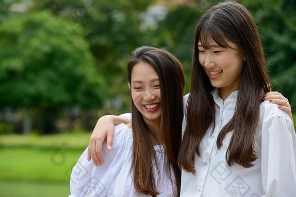 快乐年轻的美丽的亚洲十几岁的女孩成键公园