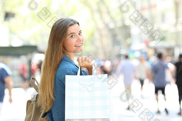 美购物者显示空白购物袋走街