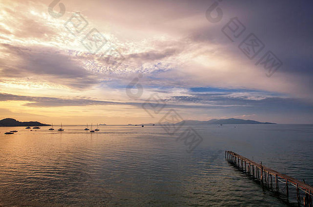 惊人的风景日落寒岛泰国木码头海日落渔夫村波普托海滩
