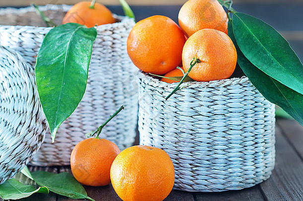 新鲜的橘子白色篮子表格