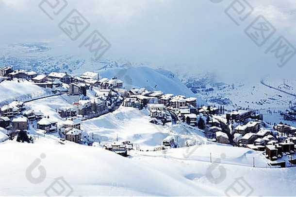 冬天山村景观雪可爱的房子美丽的自然全景图像