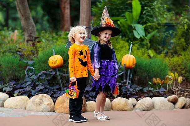 孩子万圣节服装孩子们技巧治疗男孩女孩穿着女巫他持有南瓜灯笼糖果桶家庭celebr