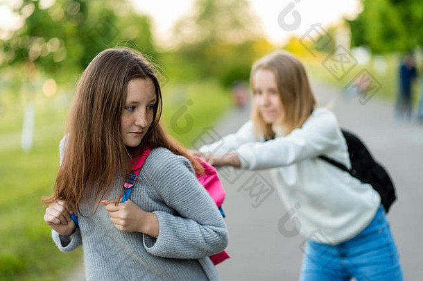 女孩女生夏天自然采取其他的袋战斗教训可怜的教养青少年问题孩子们