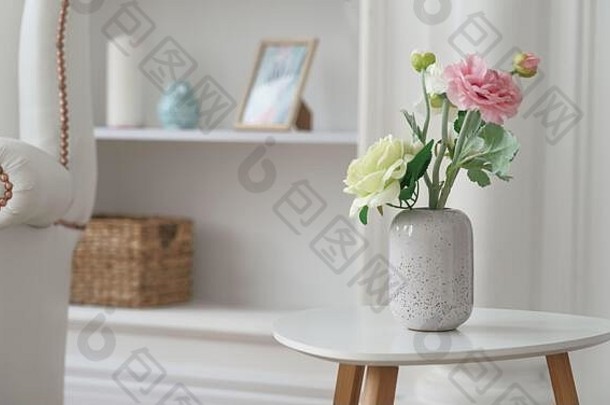 粉红色的黄色的玫瑰现代白色花瓶白色表格扶手椅