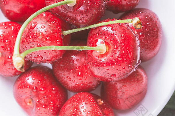 新鲜的红色的樱桃白色碗夏天概念