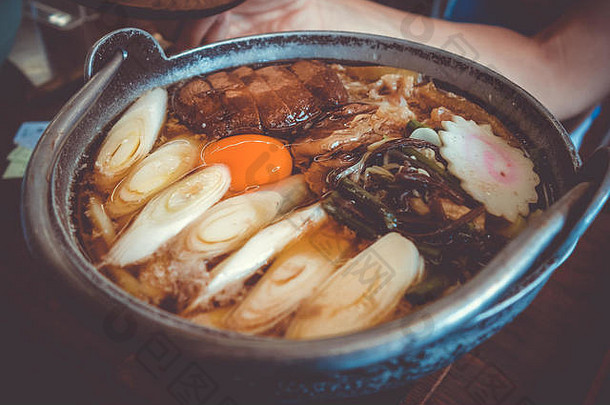 传统的日本寿喜烧餐热能特写镜头视图