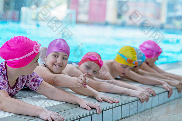 快乐孩子们游泳池年轻的成功的游泳者构成
