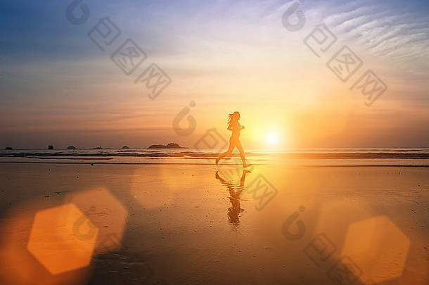 轮廓年轻的慢跑者女孩运行冲浪令人惊异的日落