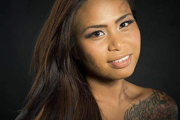 美丽的亚洲女人肩膀纹身