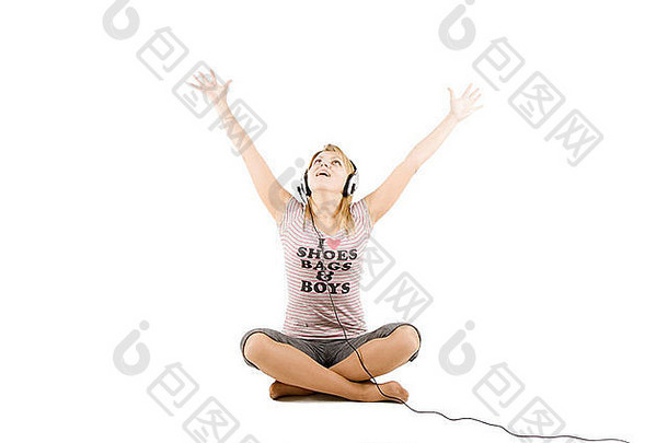 女孩坐在地板上快乐听音乐解除向上手