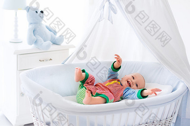 有趣的婴儿白色婴儿床树冠托儿所室内床上用品孩子们笑男孩玩摩西篮子