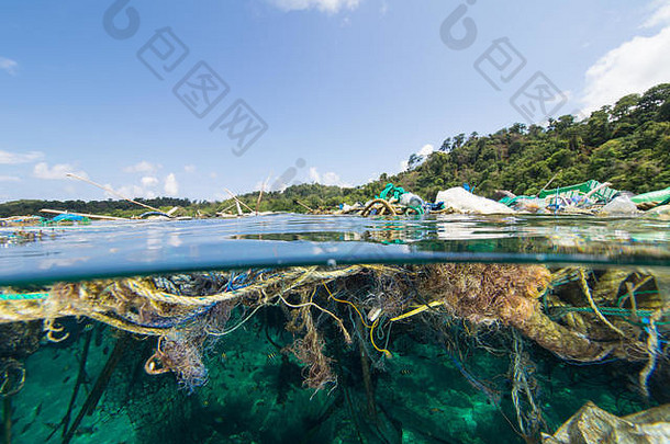分裂拍摄大补丁绳子垃圾浮动表面前面热带岛