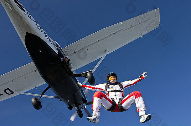 他降落女孩跳飞机有趣的培训稳定的坐位置免费的秋天英里每小时