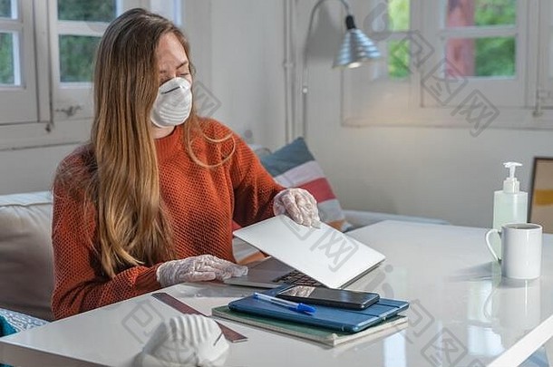 冠状病毒女人脸面具橡胶手套清洁工作空间消毒液首页冠状病毒疫情预防