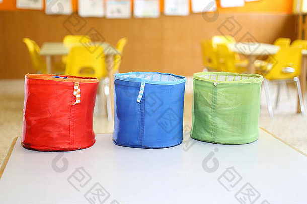 彩色的织物容器孩子们的玩具幼儿园教室