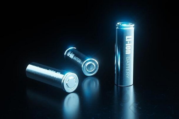 关闭概念现代金属锂离子电池细胞电车辆电池包蓝色的光黑色的金属背景renderin