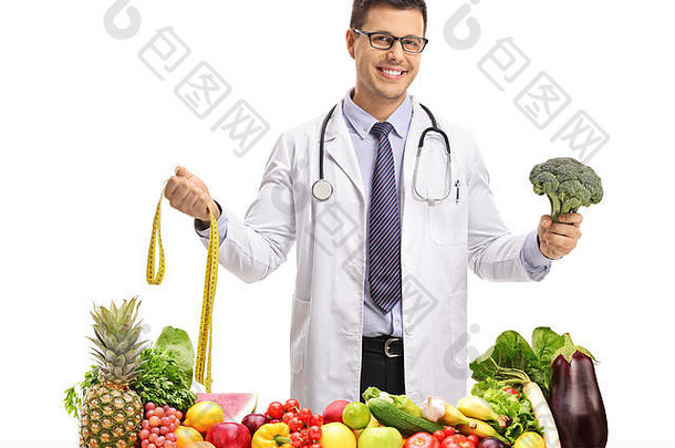 <strong>医生</strong>持有<strong>测量</strong>磁带西兰花表格水果蔬菜孤立的白色背景