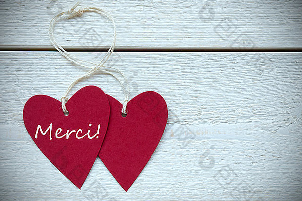 红色的心标签白色丝带白色木背景法国文本<strong>谢谢</strong>意味着古董复古的乡村