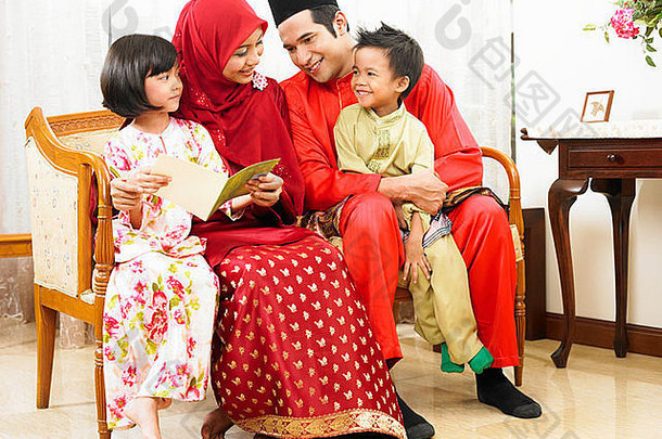 马来语家庭阅读问候卡笑