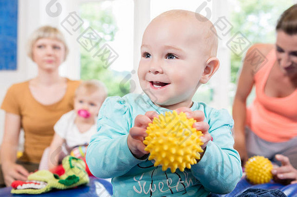 婴儿奶嘴蹒跚学步的集团玩玩具